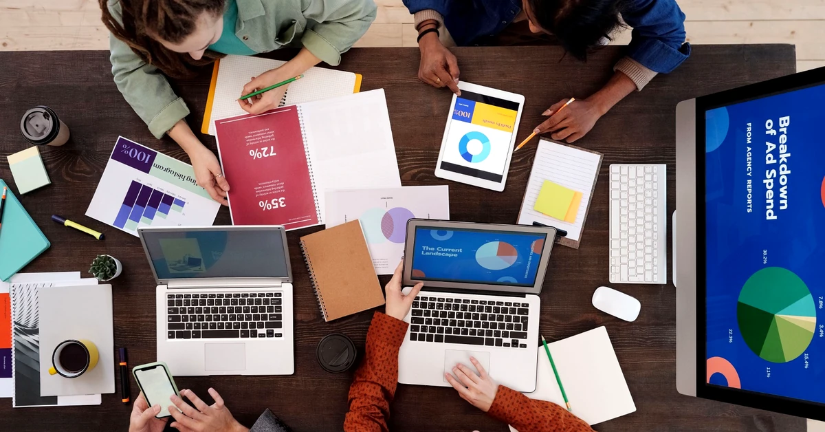 Marketing team reviewing charts and digital performance data to evaluate which affiliate content formats are producing quality visitors
