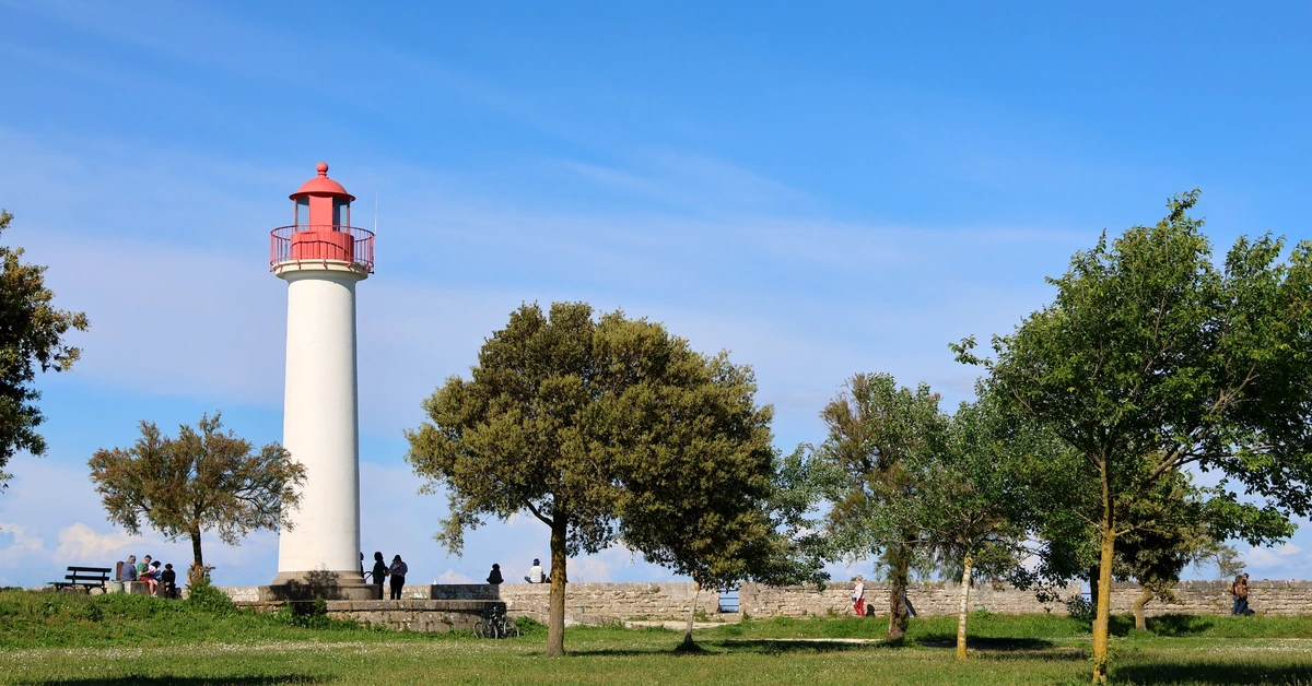 Lighthouse standing clearly against a blue sky, representing visible guidance and transparency in affiliate disclosures