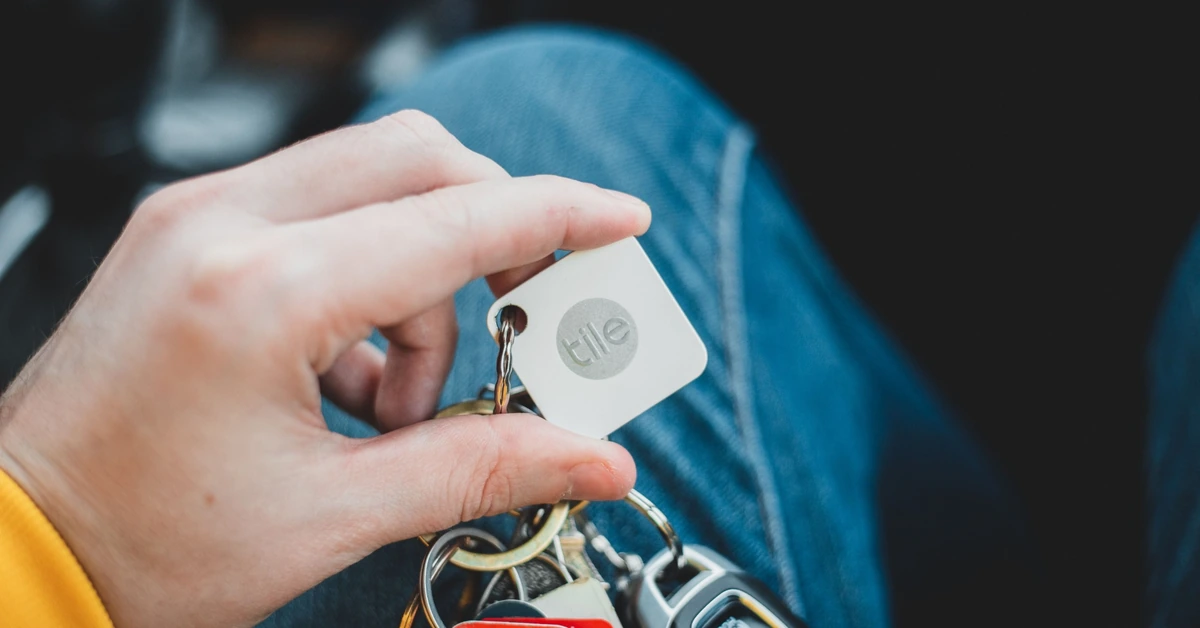 Hand holding several tagged keys, illustrating how source labels can distinguish which blog posts and signup paths produce email subscribers.