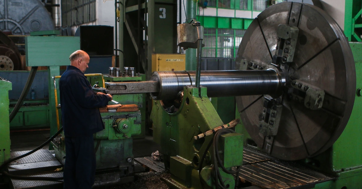 Industrial worker inspecting a large machine system, illustrating the importance of evaluating how an affiliate offer and funnel work together as a complete system.