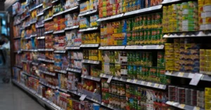 Supermarket aisle filled with many different products, illustrating the need to compare and evaluate offers in the ClickBank Marketplace.