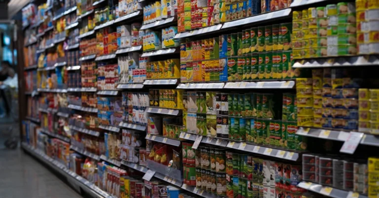 Supermarket aisle filled with many different products, illustrating the need to compare and evaluate offers in the ClickBank Marketplace.
